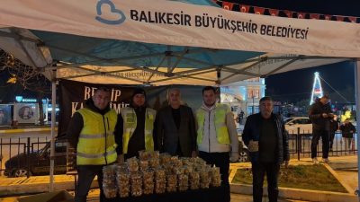 Balıkesir Büyükşehir Belediyesi, Regaip Kandili dolayısıyla Bandırma Cumhuriyet Meydanı’nda lokma