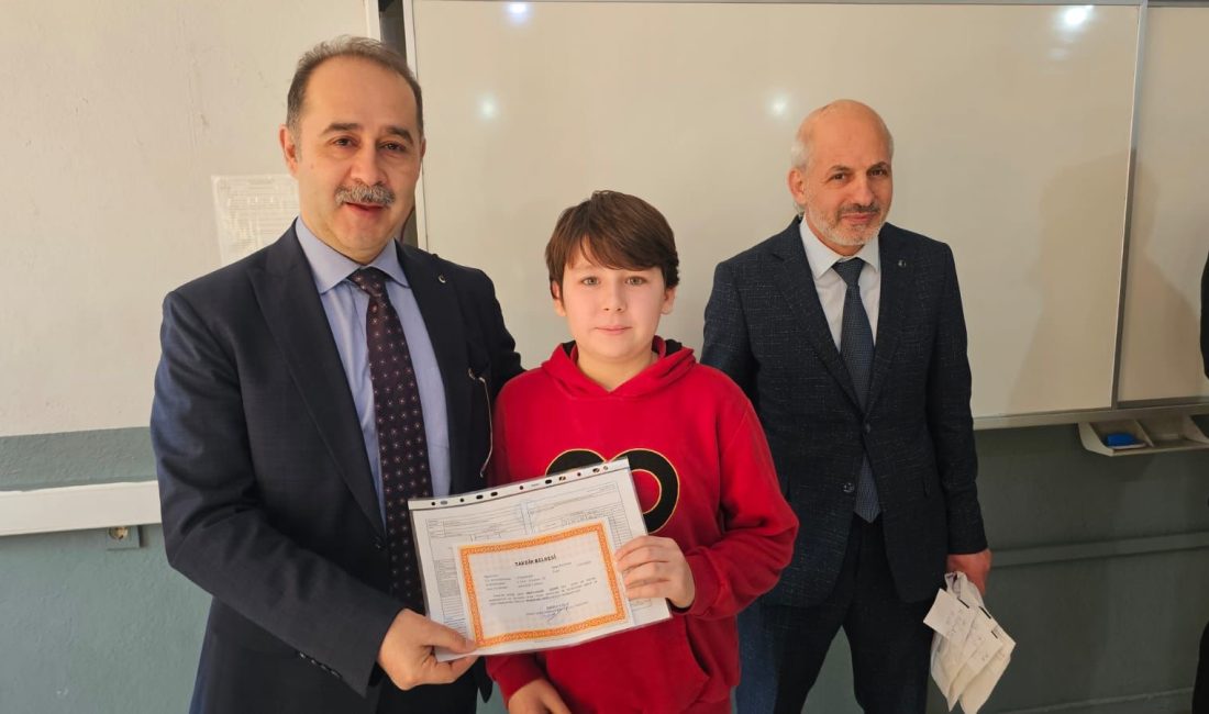 Bandırma Kaymakamı öğrencilerin karne heyecanına ortak oldu Bandırma Esnaf Sanatkarlar Ortaokulu’nda öğrencilerle bir araya gelen Kaymakam Aksakal,