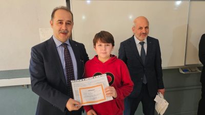 Bandırma Esnaf Sanatkarlar Ortaokulu’nda öğrencilerle bir araya gelen Kaymakam Aksakal,