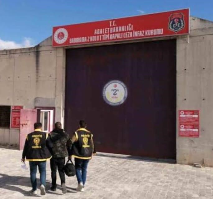 Erdek’te 12 yıl kesinleşmiş hapis cezasıyla aranan zanlı yakalandı Erdek’te, İlçe Emniyet Müdürlüğü ekiplerinin gerçekleştirdiği çalışmalar sonucunda, hırsızlık suçundan