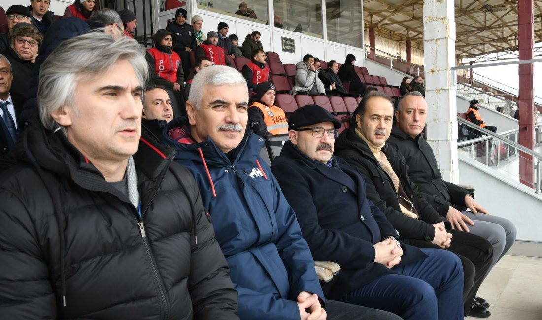 Vali Ustaoğlu Teksüt Bandırmaspor maçını tribünden izledi Balıkesir Valisi İsmail Ustaoğlu, Bandırma 17 EylülStadyumu’nda oynanan Teksüt Bandırmaspor-Ankara