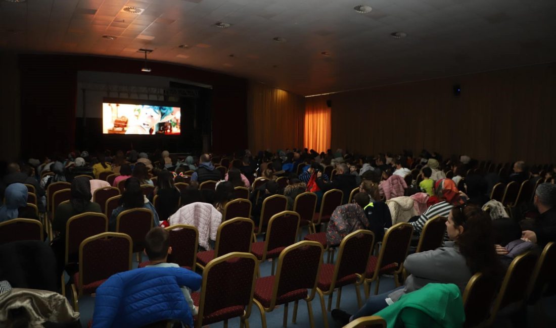 Gönen’de çocuklar tatilin keyfini sinema gösterisiyle çıkarttı Gönen’de çocukların ara tatilini keyifle geçirmesi amacıyla düzenlenen etkinlikler kapsamında