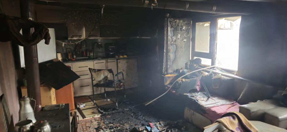 Balıkesir’de ev yanan ev küle döndü Dereköy Mahallesi’nde sabah saatlerinde çıkan ev yangını, itfaiye ekiplerinin hızlı