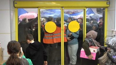 Balıkesir’de yeni açılan bir mağaza, ‘Ne alırsan 100 lira’ kampanyası