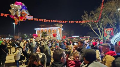 Bandırma’da 2025 yılına renkli görüntüler ve büyük bir coşkuyla girdi.