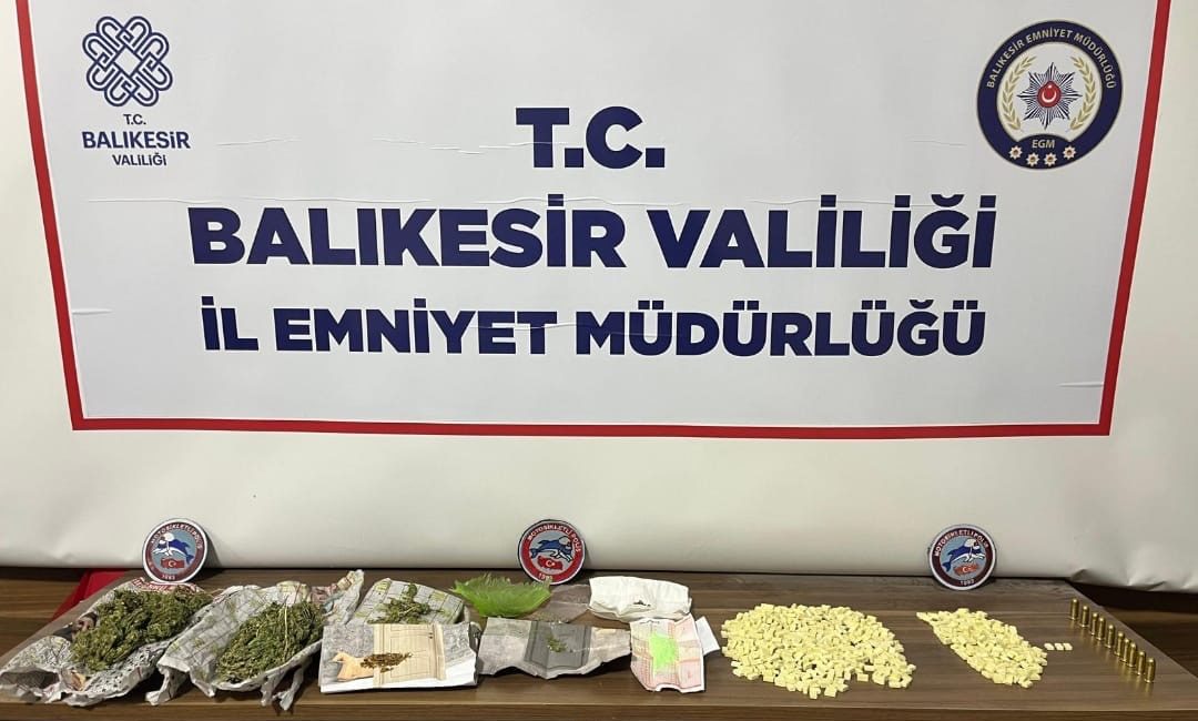 Bandırma’da uyuşturucu taciri kıskıvrak yakalandı Bandırma’da Motosikletli Polis Timleri tarafından yapılan operasyonda yüzlerce uyuşturucu hap