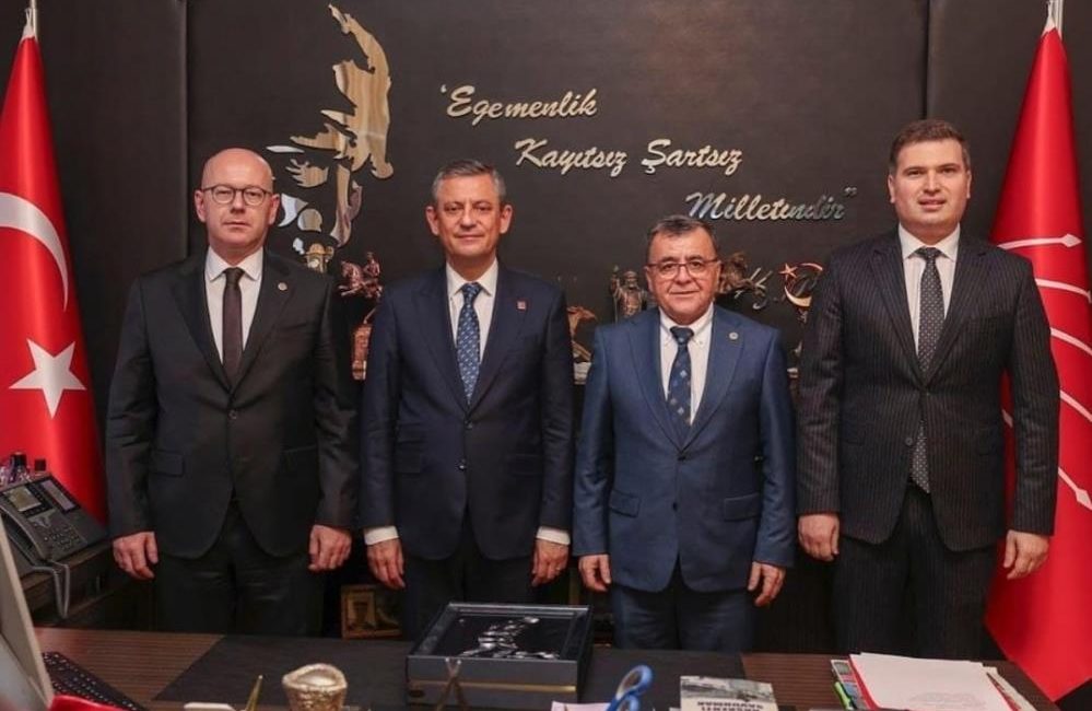 Başkan Hakan Şehirli’den Özgür Özel’e ziyaret Altıeylül Belediye Başkanı Hakan Şehirli CHP Genel Başkanı Özgür Özel’i
