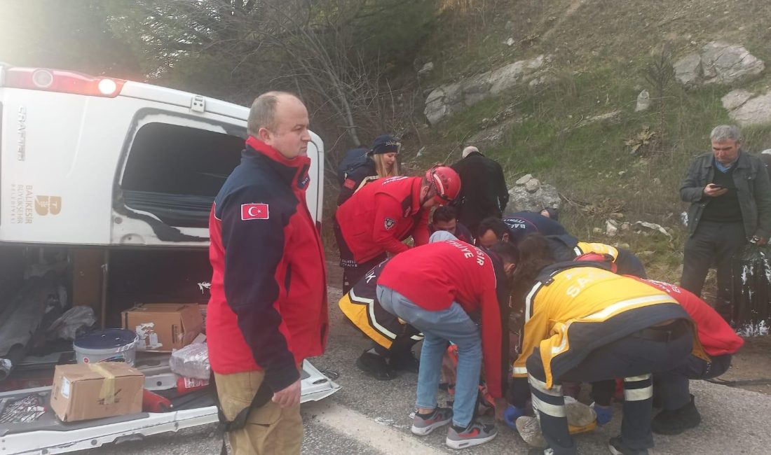 Yolcu minibüsü ile otomobil çarpıştı: 2 ölü, 18 yaralı Kepsut’ta yolcu minibüsü ile otomobilin çarpıştığı kazada 2 kişi hayatını