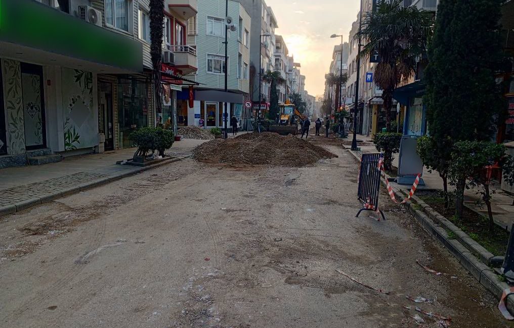 Erdek’te kanalizasyon çalışmasında doğalgaz borusu delinmesiyle mahallede panik anlar yaşandı Erdek Yalı Mahallesi’nde yapılan kanalizasyon çalışmaları sırasında doğalgaz borusunun patlaması