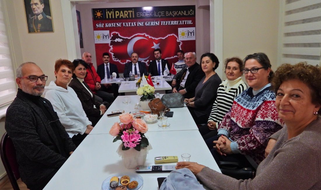 Erdek Kaymakamı’ndan siyasi partilere ziyaret Erdek Kaymakamı Hasan Göç, Erdek’te faaliyet gösteren siyasi partilerin ilçe