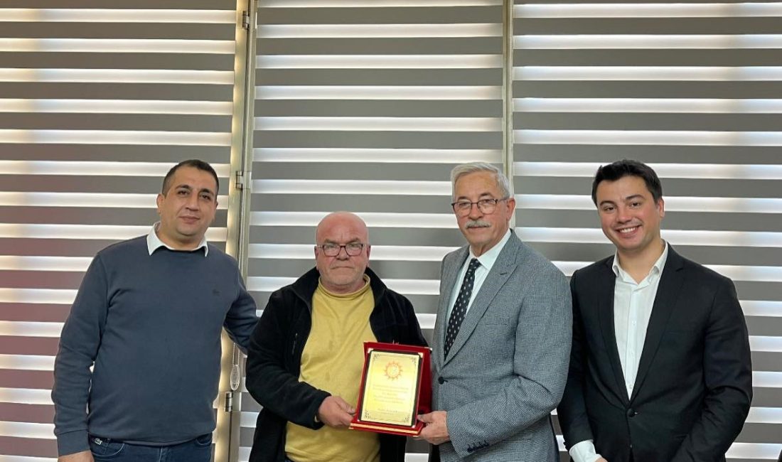 Erdek Belediyesi’nden emekli çalışanlara vefa töreni Erdek Belediyesi, yıllardır ilçeye hizmet veren 25 emekli personelini düzenlenen