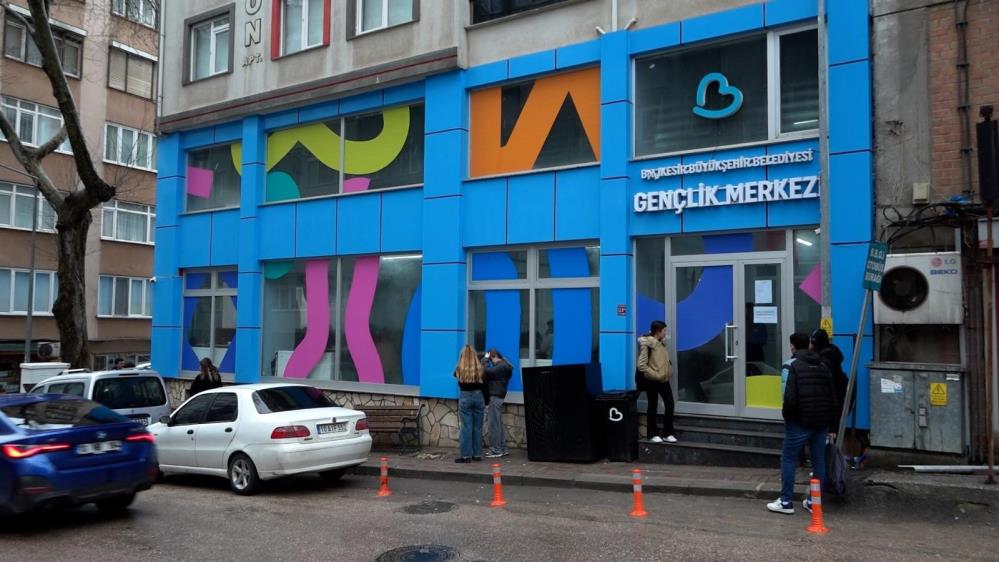 Bandırma Gençlik Merkezi’ne tam not Balıkesir Büyükşehir Belediyesi tarafından hizmete açılan Bandırma Gençlik Merkezi, gençlerden