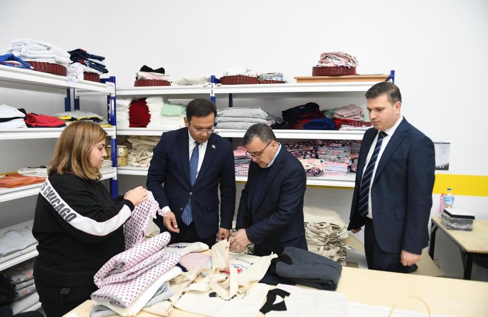 Altıeylül Belediye Başkanı Hakan Şehirli, Sındırgı ilçesine gerçekleştirdiği ziyaret kapsamında