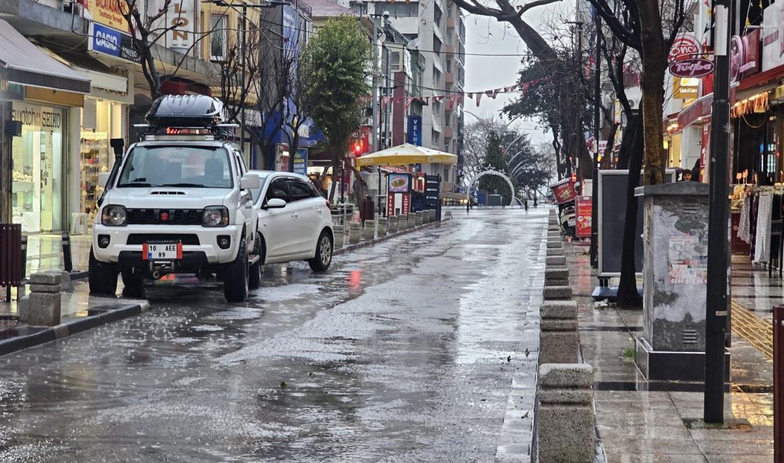 Bandırma’da sağanak yağış yolları göle çevirdi, rögarlar patladı Bandırma’da sabah saatlerinde etkili olan yoğun sağanak yağış, hayatı olumsuz