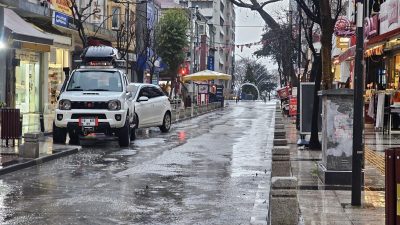 Bandırma’da  sabah saatlerinde etkili olan yoğun sağanak yağış, hayatı olumsuz