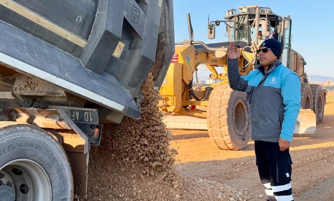 Bandırma Şilam Yolu’nda kapsamlı çalışma Balıkesir Büyükşehir Belediyesi, Bandırma ilçesindeki yol yapım çalışmalarına hız kazandırdı.