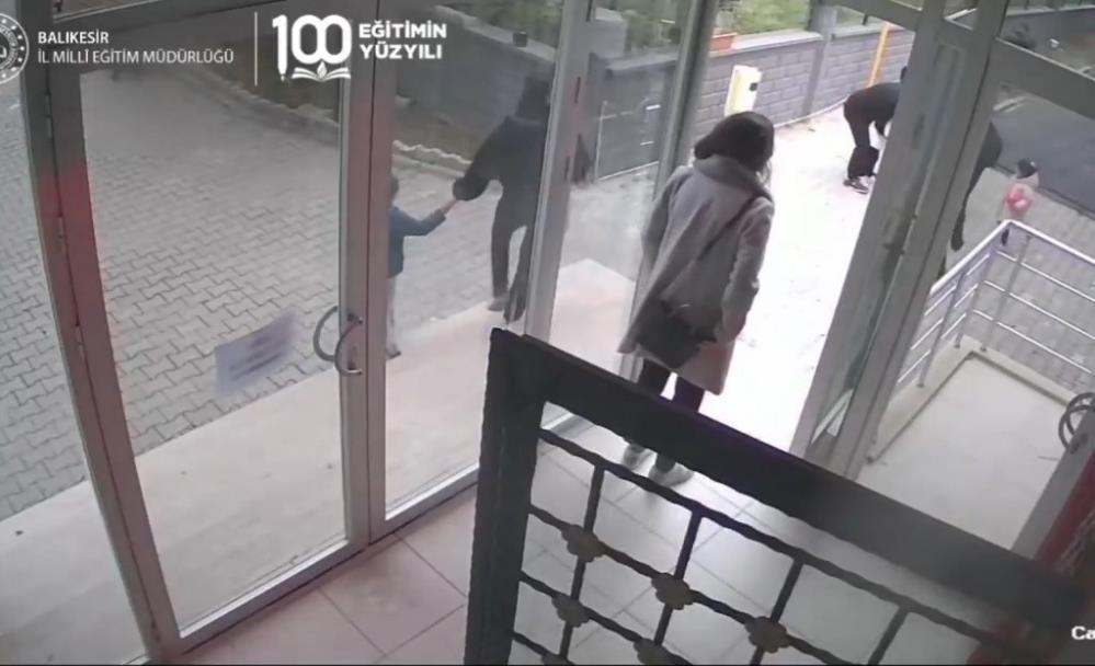 Anaokulu müdürü, boğazına şeker kaçan çocuğu Heimlich manevrasıyla kurtardı Edremit’te bulunan Fatma Sevim Kıyakoğlu Anaokulu’nda meydana gelen olayda, boğazına