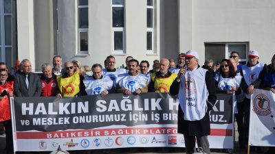 Balıkesir Sağlık Platformu temsilcileri, Bandırma’da basın açıklaması düzenleyerek Aile Hekimliği