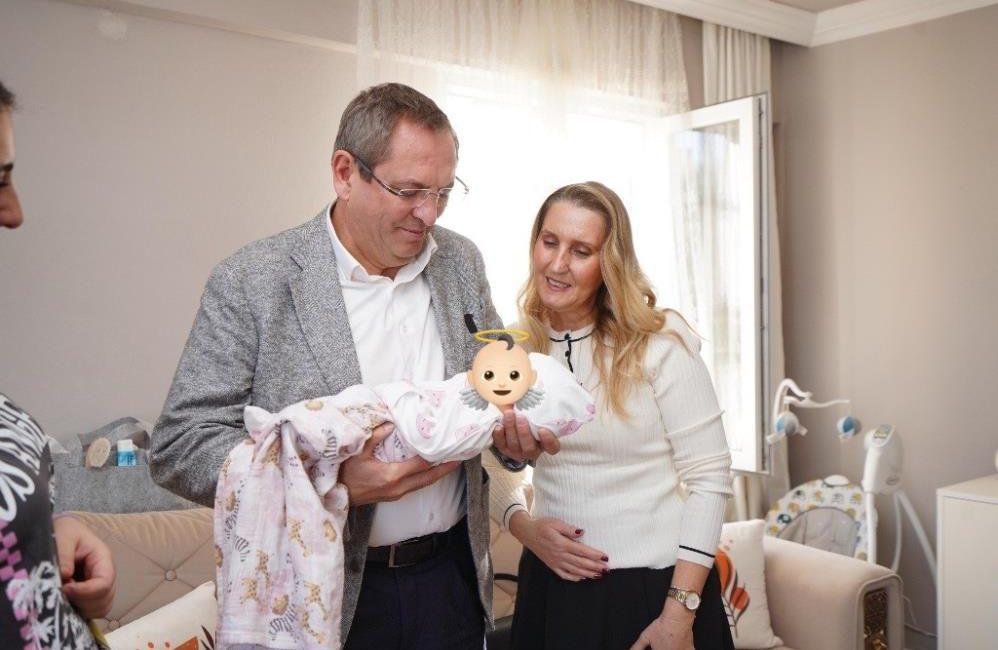 Ayvalık’ta Ergin çiftinden “hoş geldin bebek” ziyaretleri Ayvalık Belediye Başkanı Mesut Ergin’in en çok önemsediği sosyal sorumluluk