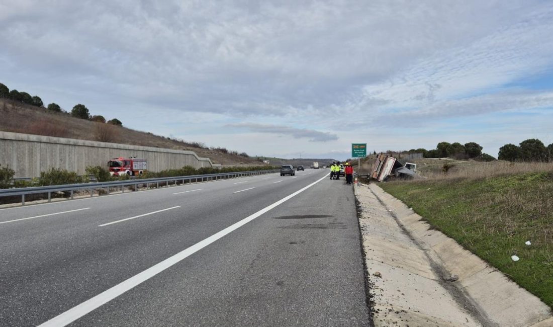 Devrilen tır sürücüsünü itfaiye kurtardı İstanbul-İzmir Otoyolu Balıklıdere mevkisinde sürücünün kontrolünden çıkan tır, yol kenarına