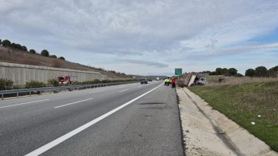 İstanbul-İzmir Otoyolu Balıklıdere mevkisinde sürücünün kontrolünden çıkan tır, yol kenarına