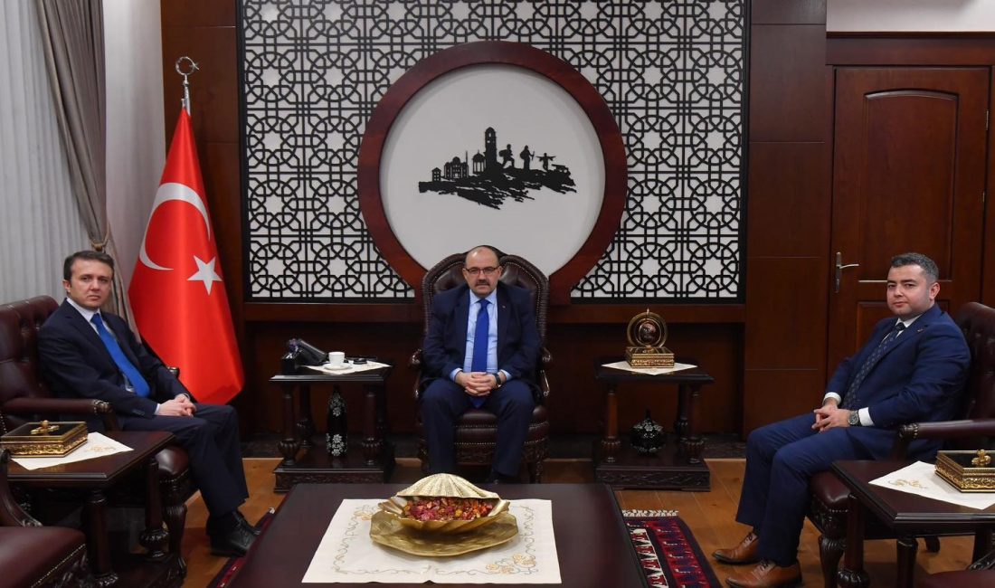 Bandırma Adalet Komisyonu Başkanı ve Başsavcısından Vali Ustaoğlu’na ziyaret Balıkesir Valisi İsmail Ustaoğlu, Bandırma Cumhuriyet Başsavcısı ve Adalet Komisyonu