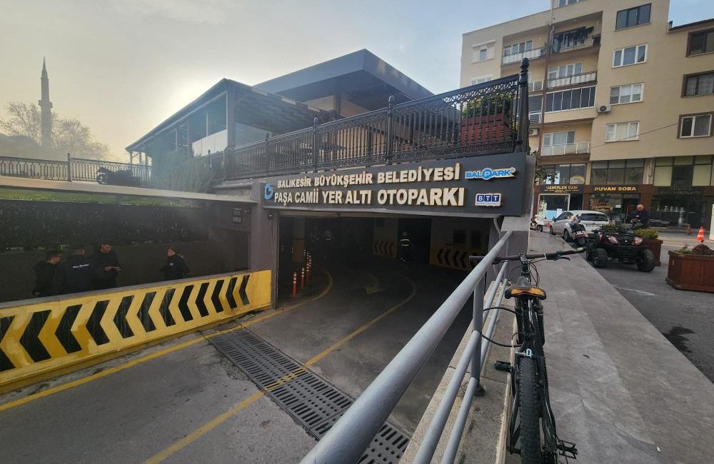 Balıkesir’de yer altı otoparkında trafo patladı Balıkesir’de yer altı otoparkında bulunan trafoda yaşanan patlama kısa süreli