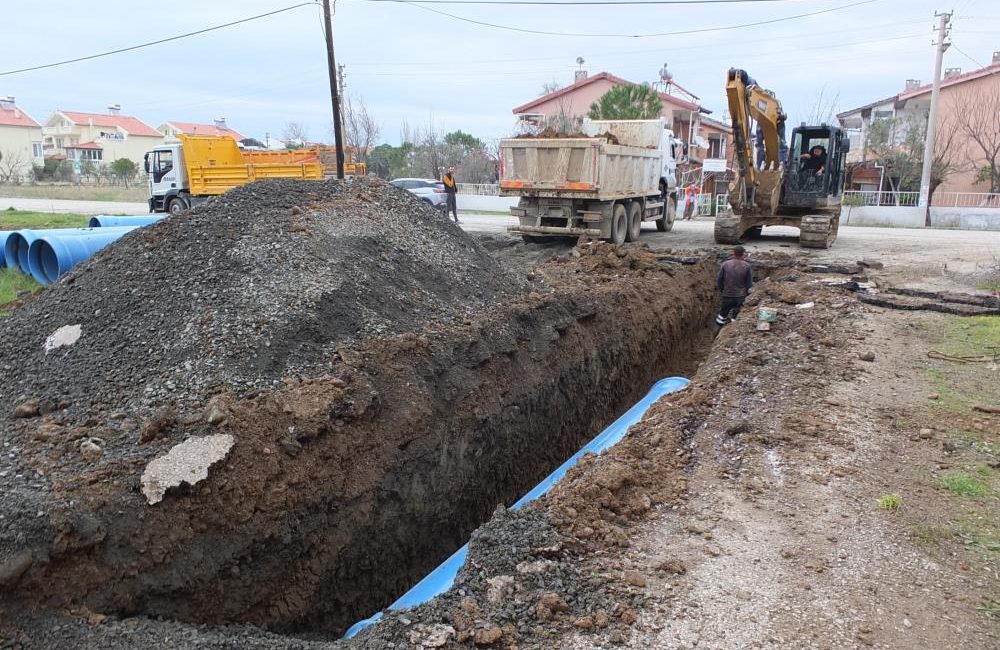 Burhaniye’de, kanalizasyon çöküntüsü sebebiyle denizde oluştuğu iddia edilen kirliliğe karşı