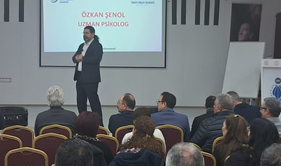 Bandırma’da velilere eğitimde sağlıklı iletişim ve bağımlılıkla mücadele anlatıldı Bandırma’da gerçekleştirilen “Veli Akademisi” projesi toplantısı kapsamında Uzman Psikolog Özkan