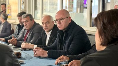 CHP Balıkesir Milletvekili Serkan Sarı, Bandırma Yeniyenice’de çiftçilerin sorunlarını dinleyerek