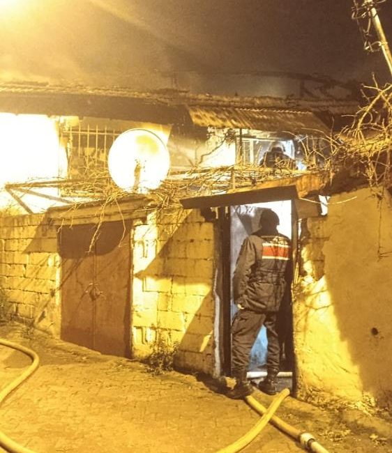 Edremit’te bir evde çıkan yangında 1 ve 3 yaşında iki
