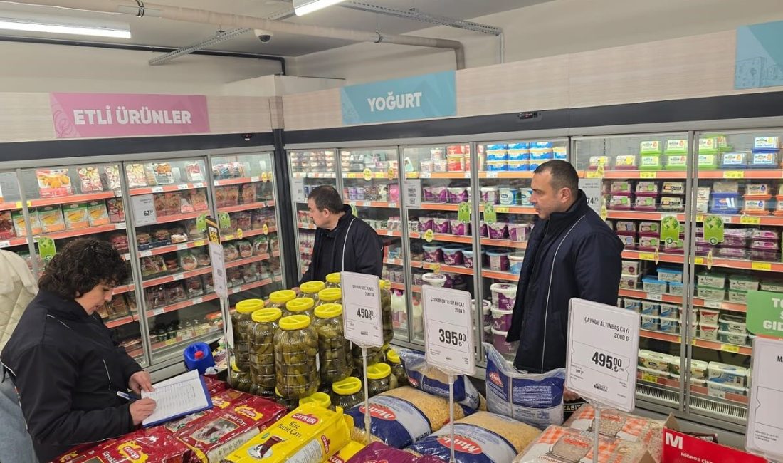 Dursunbey’de ulusal marketlere sıkı denetim Dursunbey’de ulusal marketlere yapılan denetimler kapsamında ürünlerin fiyat etiketi, gramaj