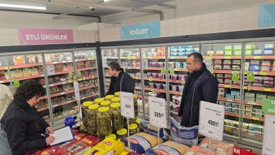 Dursunbey’de ulusal marketlere yapılan denetimler kapsamında ürünlerin fiyat etiketi, gramaj