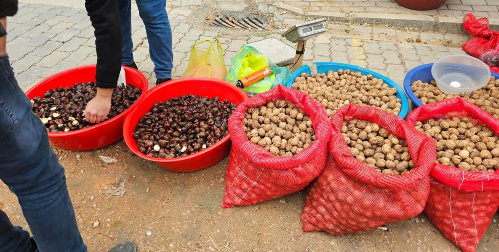 Bandırma’da, semt pazarında bir seyyar satıcının, satışını yaptığı kestanelerin üzerine