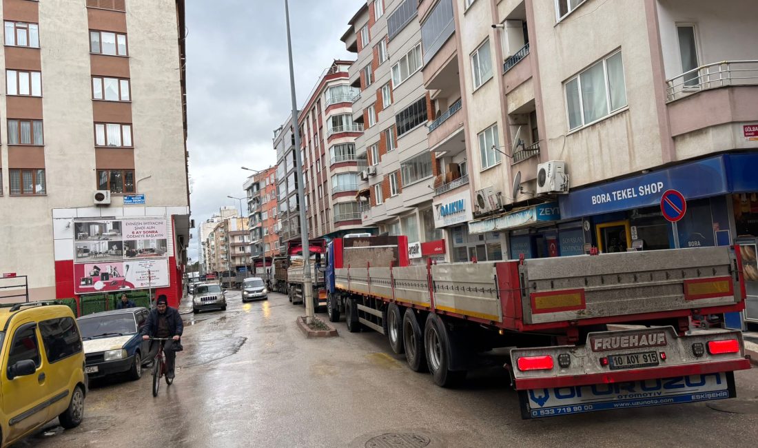 HÜKÜMET CADDESİ’NDE TRAFİK SORUNU BİTMİYOR Erdek Liman ve Hastane yolunda yaşanan trafik karmaşası devam ediyor.