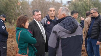Burhaniye’de, kanalizasyon çöküntüsü sebebiyle denizde oluştuğu iddia edilen kirliliğe karşı