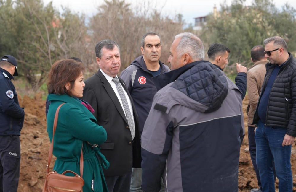 Burhaniye’de, kanalizasyon çöküntüsü sebebiyle denizde oluştuğu iddia edilen kirliliğe karşı