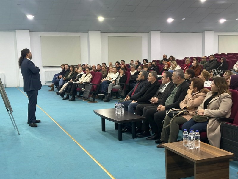 Kaymakam İlyas Memiş, veli akademisi seminerine katıldı Burhaniye Kaymakamı İlyas Memiş, Balıkesir Valiliği himayelerinde, İlçe Milli Eğitim