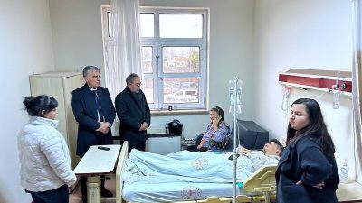 Gönen’deki kazada yaralanan işçileri ziyaret eden Bandırma Belediye Başkan Vekili