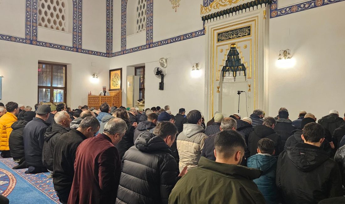Bandırma’da Miraç Kandili’nde camiler dolup taştı Bandırma’da vatandaşlar, Miraç Kandili’nde camilere akın etti. Miraç Kandili dolayısıyla