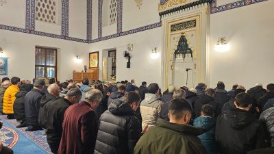 Bandırma’da  vatandaşlar, Miraç Kandili’nde camilere akın etti. Miraç Kandili dolayısıyla