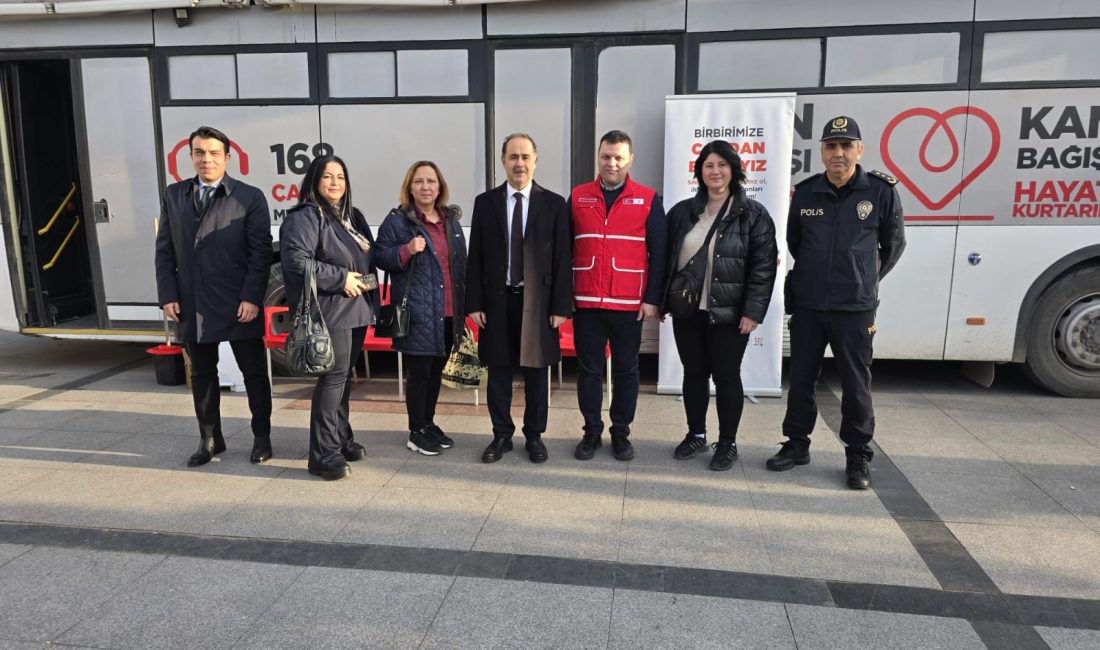 Bandırma Kaymakamı Engin Aksakal, Kızılay’ın Cumhuriyet Meydanı’nda düzenlediği kan bağışı