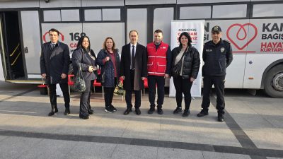 Bandırma Kaymakamı Engin Aksakal, Kızılay’ın Cumhuriyet Meydanı’nda düzenlediği kan bağışı