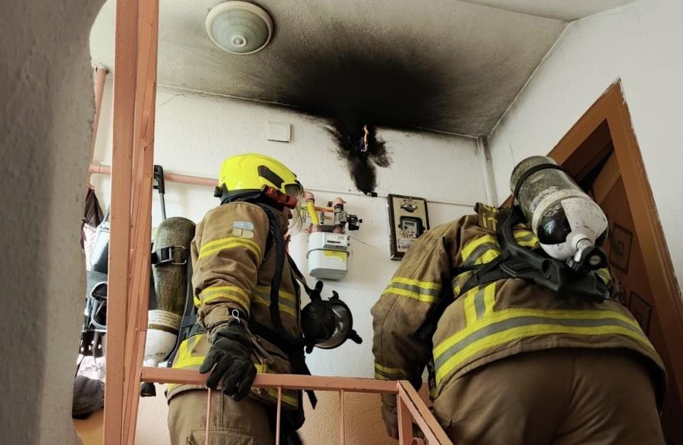 Bandırma’da bir binanın ikinci katında çıkan yangın paniğe neden oldu.
