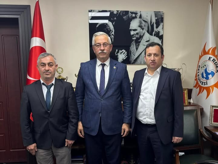 Manyas ve Erdek Belediye Başkanları bir araya geldi Manyas Belediye Başkanı Ahmet Duru, Erdek Belediye Başkanı Burhan Karışık’ı
