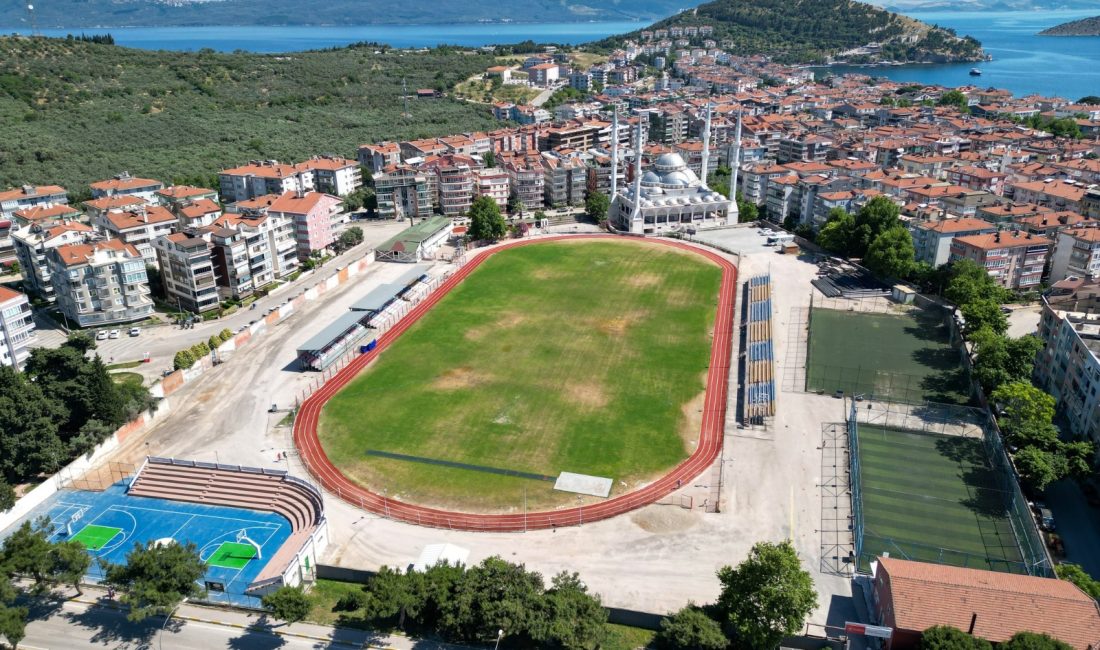 Erdek’te Spor Tesisleri yenileniyor Balıkesir İl Gençlik ve Spor Müdürü Adem Özalp, Erdek’teki spor