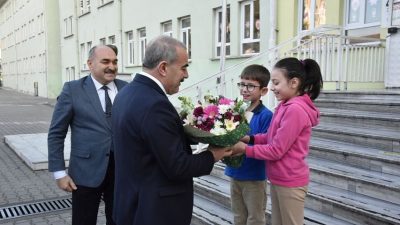 Manyas İstiklal İlkokulu’nda öğrencilerle bir araya gelen Balıkesir İl Milli