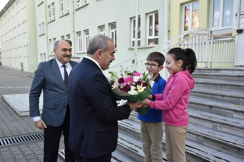 Demir Manyas’ta öğrencilerle buluştu Manyas İstiklal İlkokulu’nda öğrencilerle bir araya gelen Balıkesir İl Milli