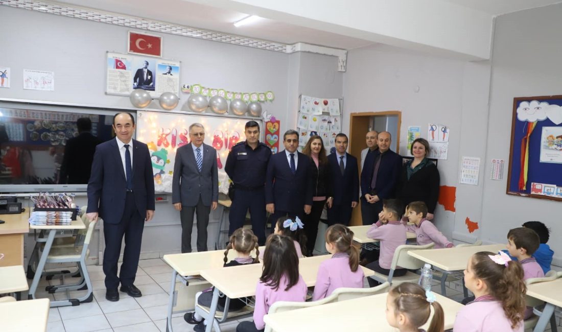 Gönen’de minik öğrenciler karnelerini Kaymakam Altıntaş’tan aldı Şehir Kaymakam Rahmi Bey İlkokulu’nda öğrencilerle bir araya gelen Gönen