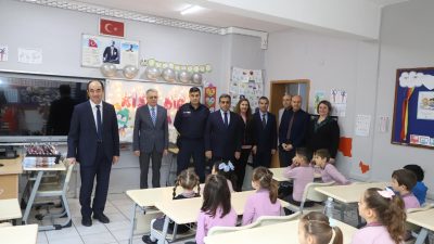 Şehir Kaymakam Rahmi Bey İlkokulu’nda öğrencilerle bir araya gelen Gönen
